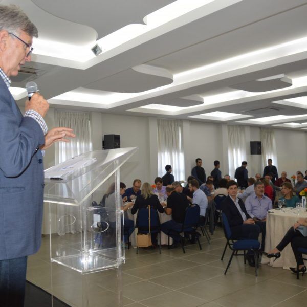 Em palestra na Acil, Heinze pede paciência com governo federal
