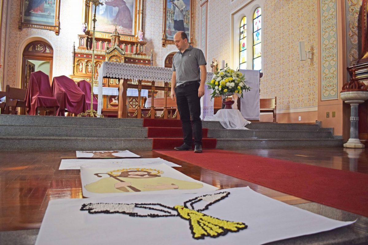 Procissões, tapetes e caridade para celebrar tradição católica