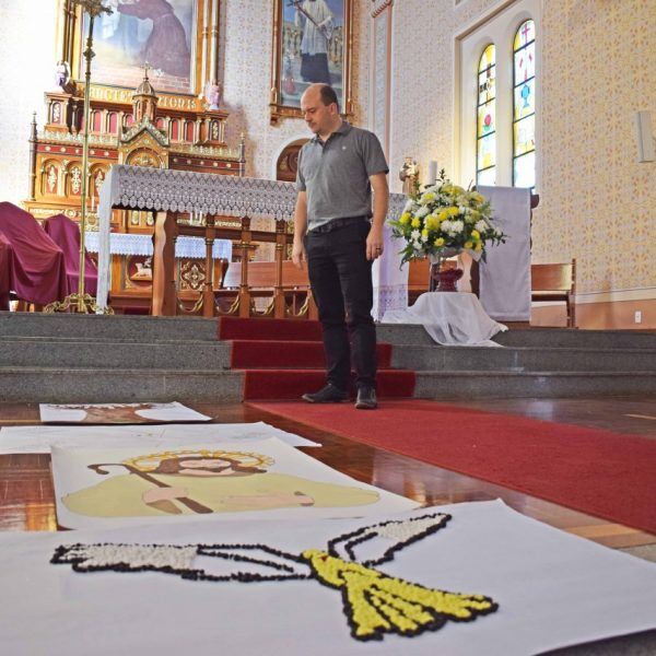 Procissões, tapetes e caridade para celebrar tradição católica