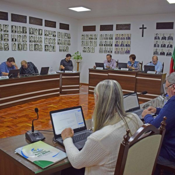 Vereadores aprovam novas regras para táxis no município