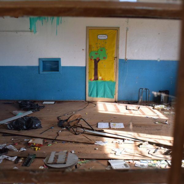 Escola fechada revela cenário  de abandono