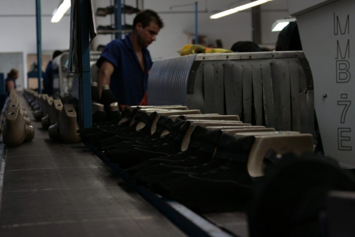 Sindicato ingressa com ação para que demitidos de fábrica recebam valores