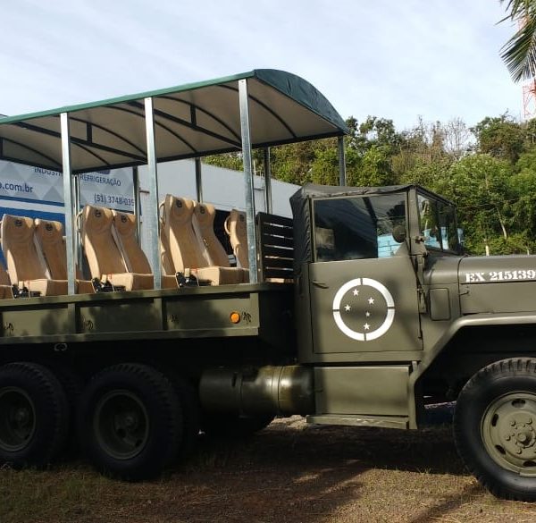 Caminhão do Exército vira incremento ao turismo