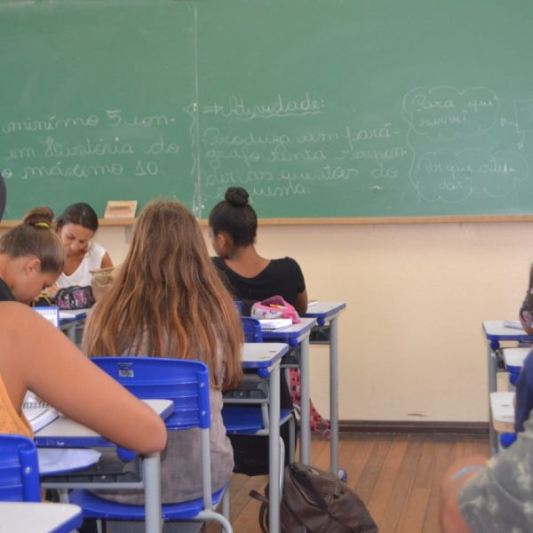 Professores temporários aguardam pagamentos