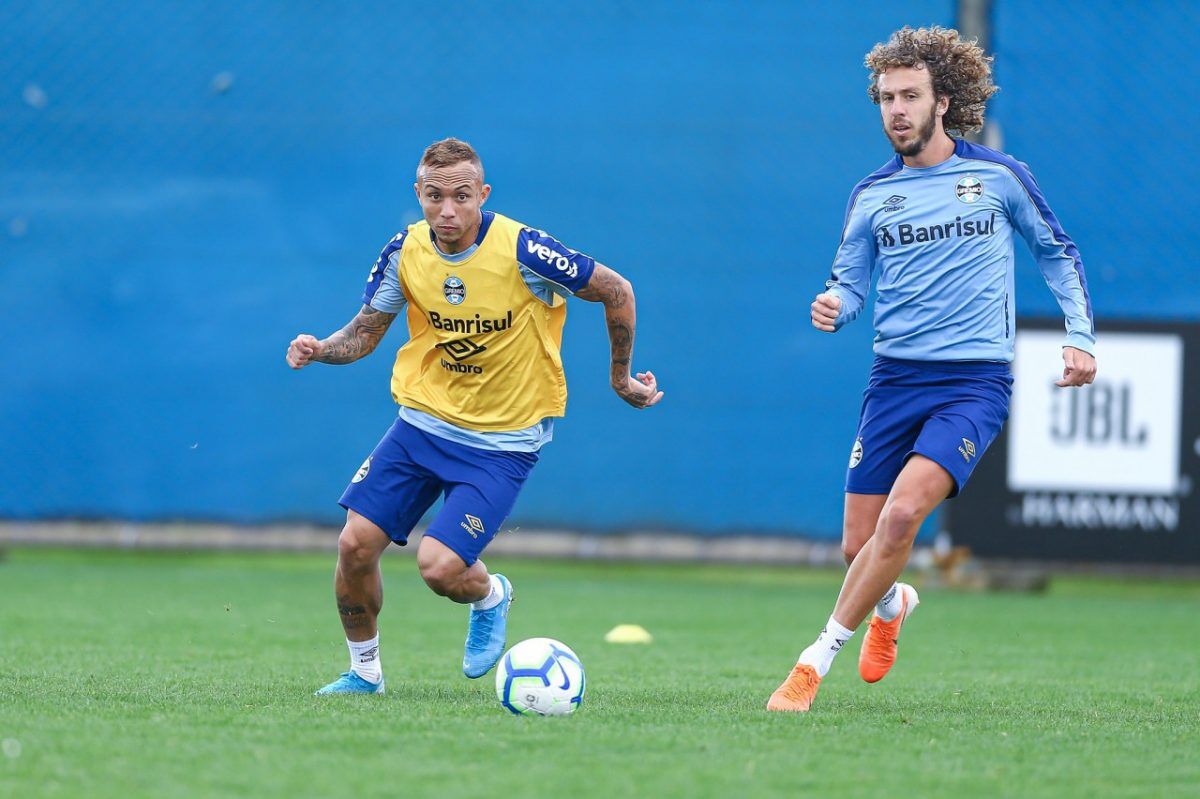 Com baixas na desefa, Grêmio recebe o Goiás