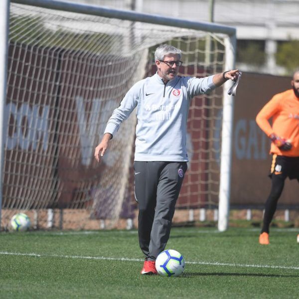 Jogadores da base devem ganhar chance contra o Palmeiras