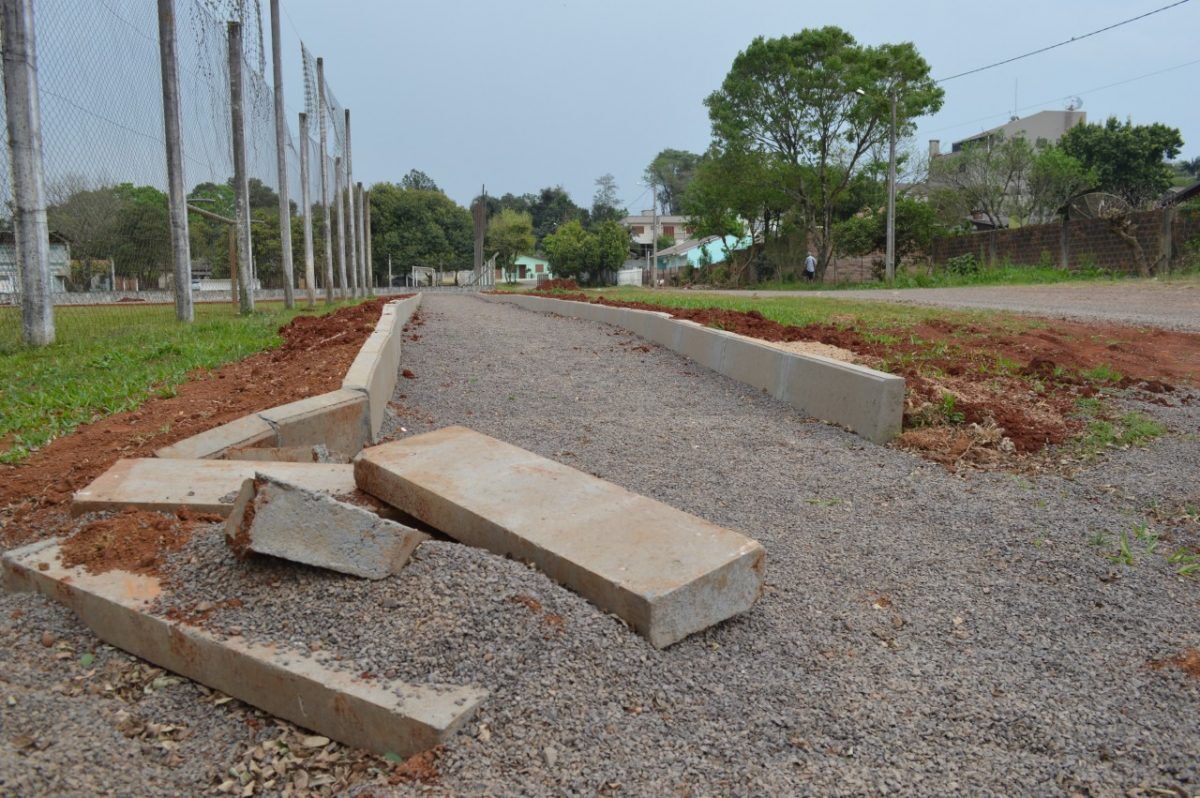Obra não avança e bairro cobra pista de caminhada
