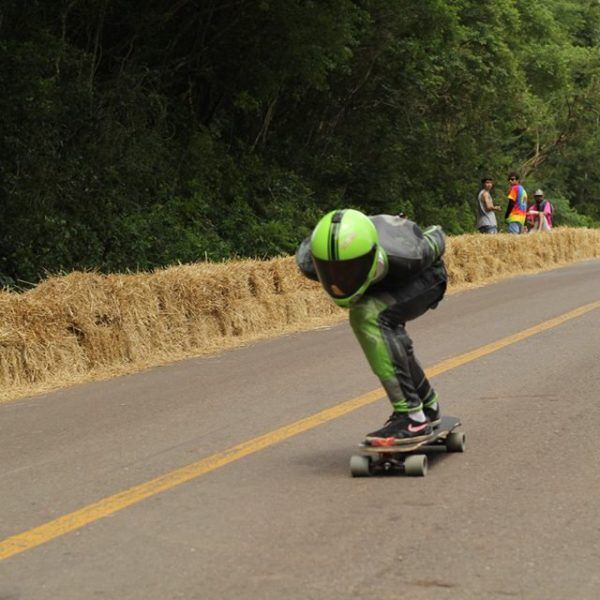 A mais de 70 km/h ladeira abaixo