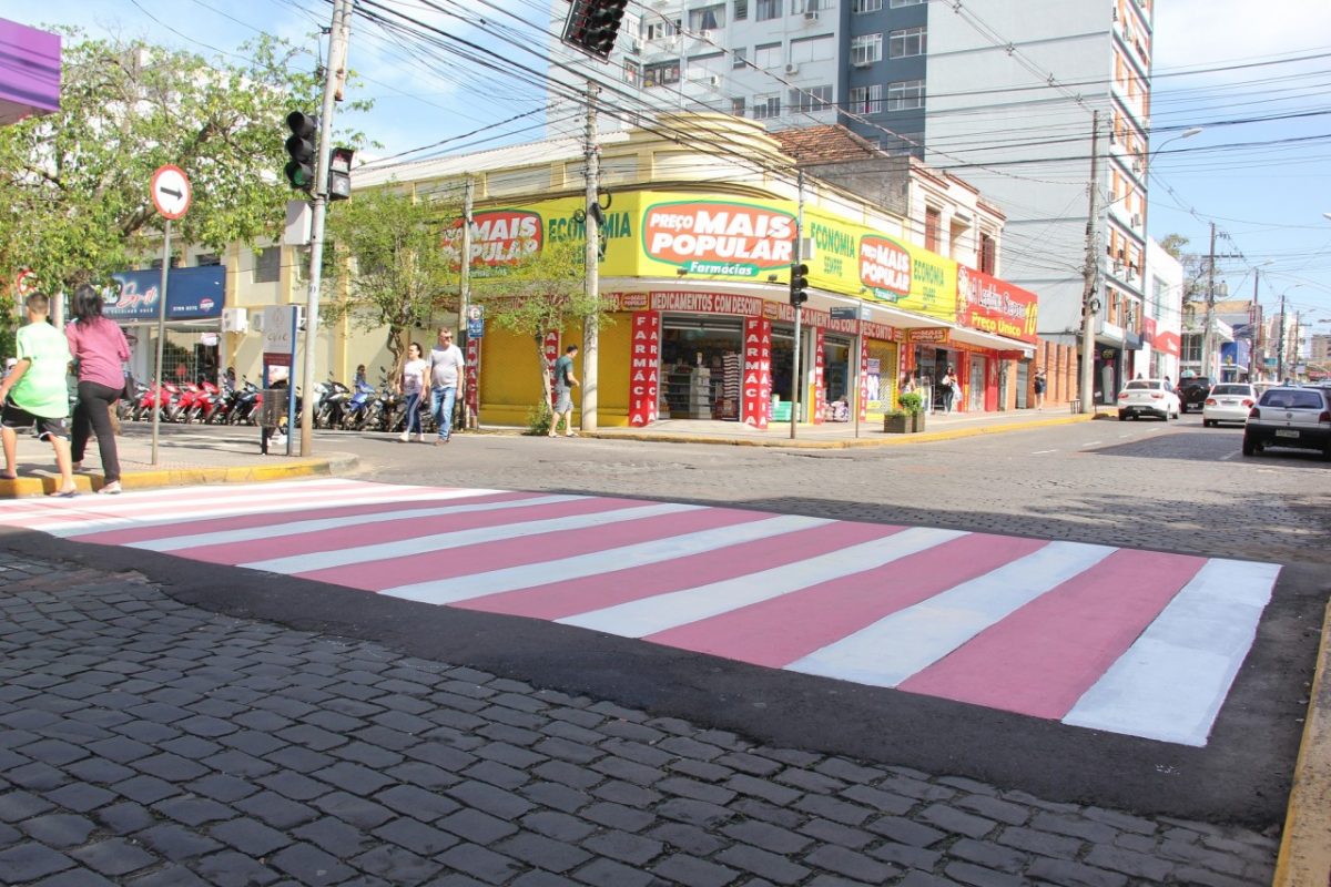 Faixas de pedestres recebem pintura alusiva ao Outubro Rosa