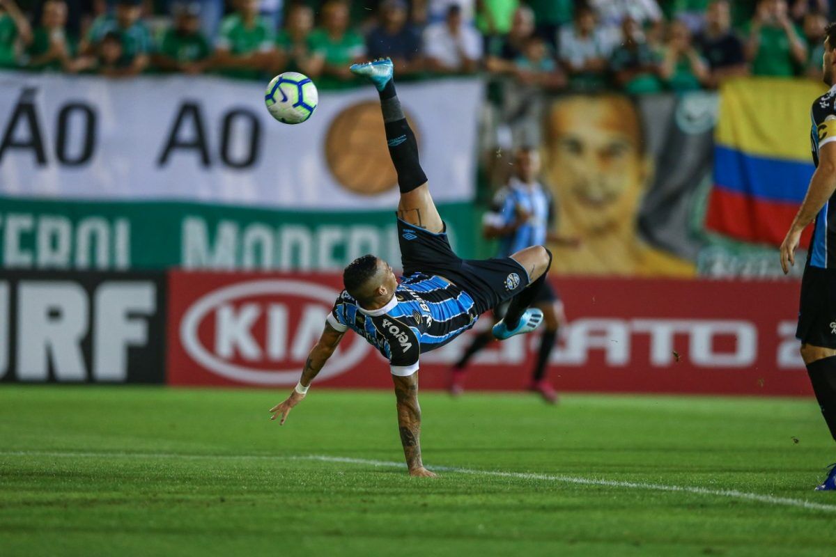 Com gol de bicicleta, Grêmio chega a quinta vitória consecutiva