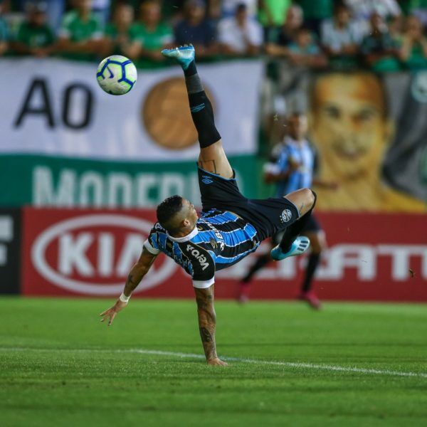 Com gol de bicicleta, Grêmio chega a quinta vitória consecutiva