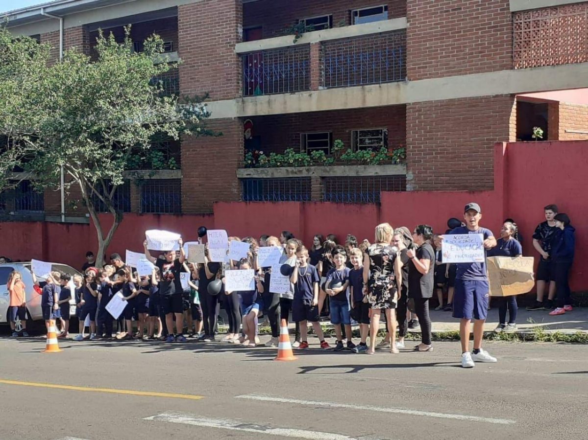 Escolas realizam protestos na manhã de hoje