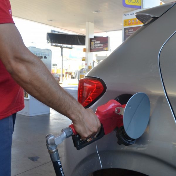 Gasolina terá aumento de 3,5% nas refinarias