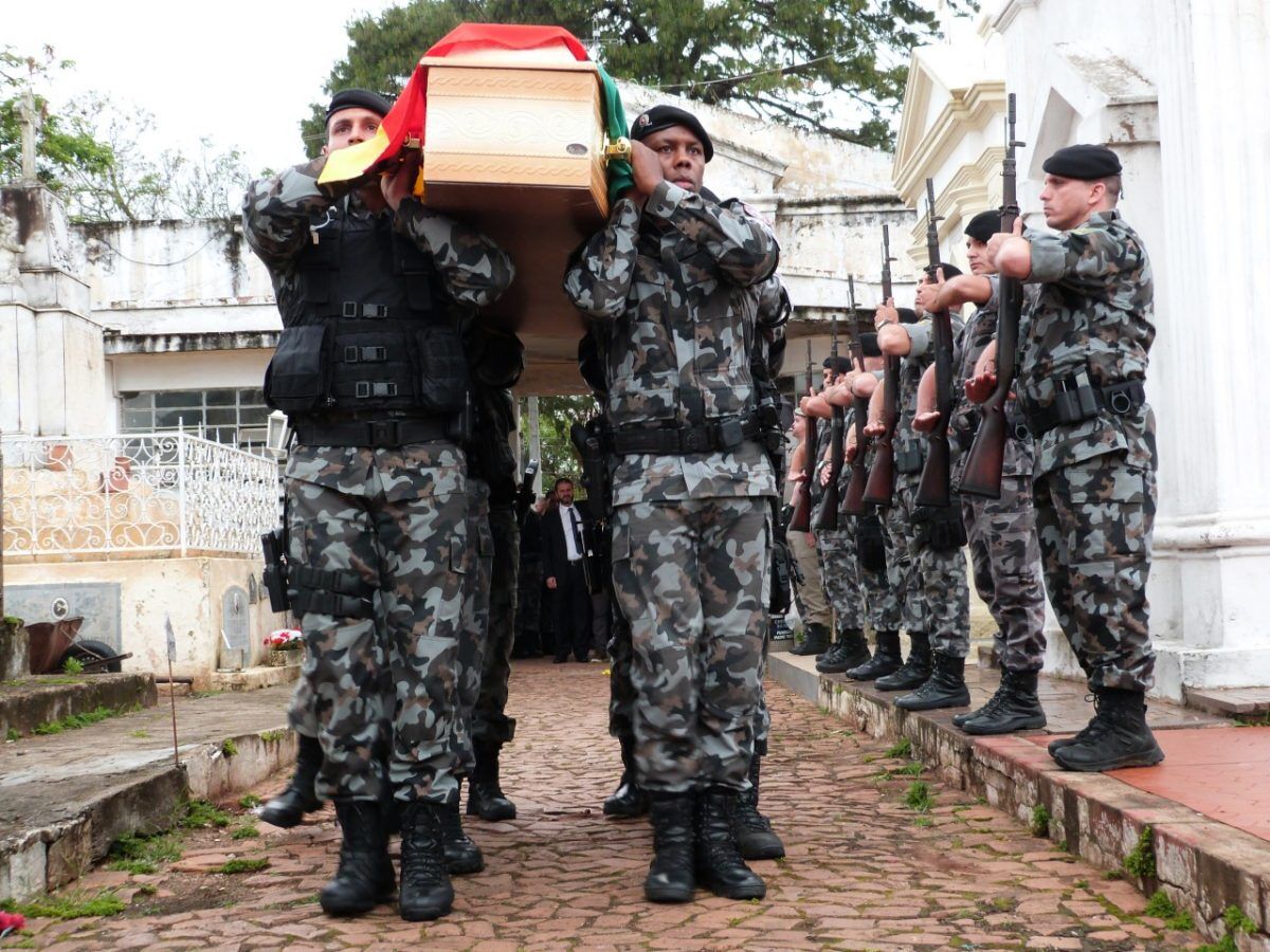 Policiais prestam homenagens à colega morta em serviço