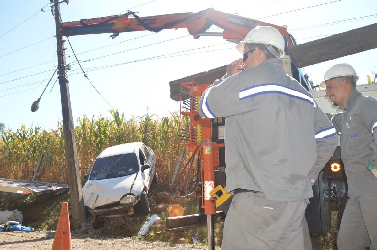 Carro bate em poste e deixa clientes sem energia no Universitário