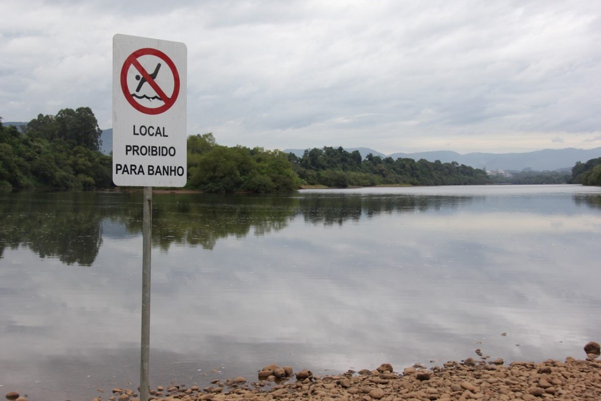 Após afogamentos, administração instala placa de “proibido banho” na Cascalheira