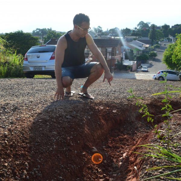 Carro cai em valeta e expõe precariedade da rua das Macieiras