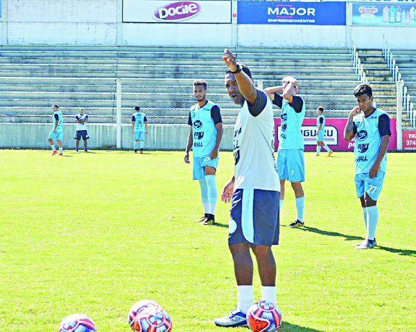 Bola volta a rolar na Arena Alviazul