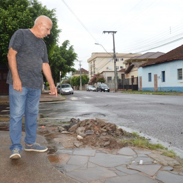 Esgoto a céu aberto espalha cheiro ruim e irrita moradores