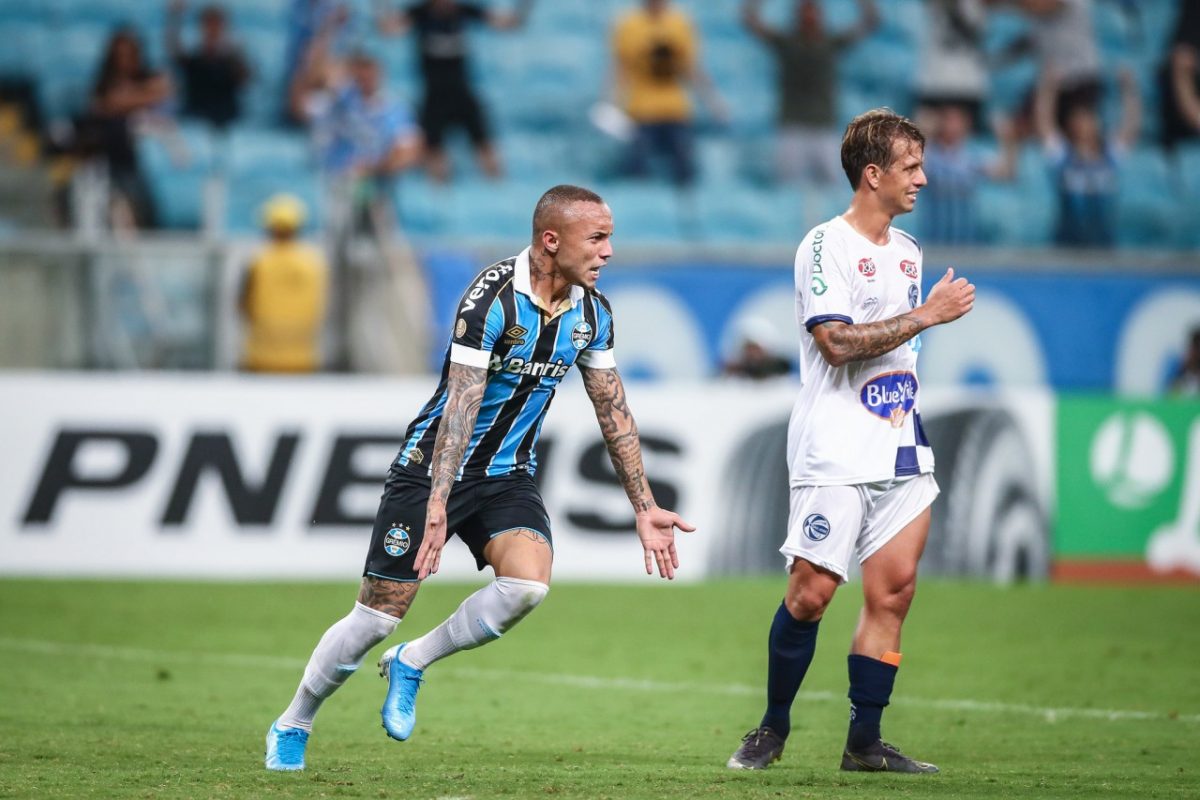 Gols de Everton dão ao Grêmio a primeira vitória em casa