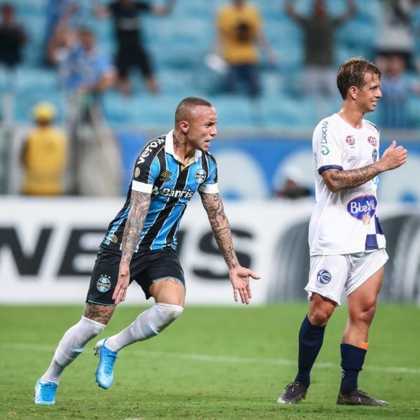 Gols de Everton dão ao Grêmio a primeira vitória em casa