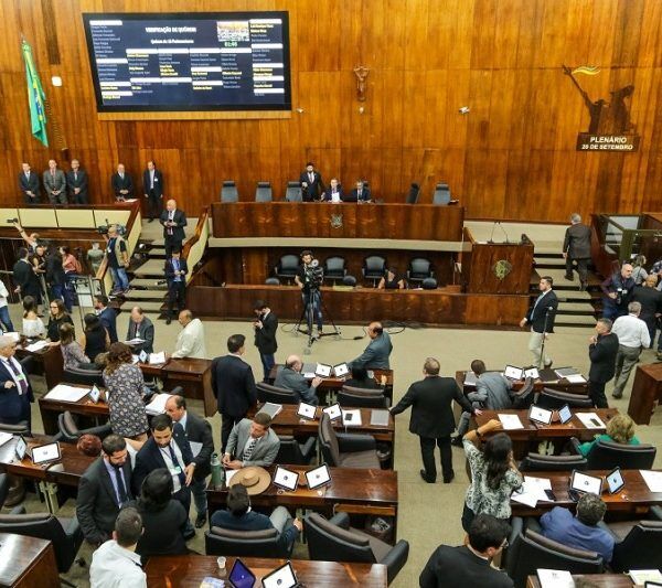 Assembleia aprova em 1º turno PEC que altera previdência e carreiras de servidores