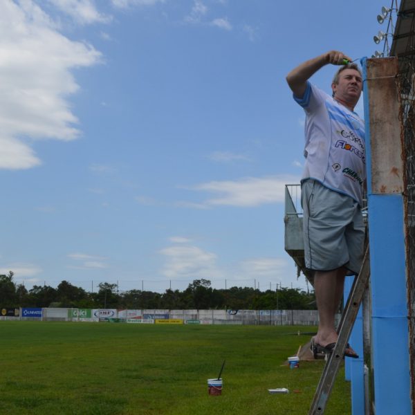 Voluntários se unem e realizam mutirão na Arena Alviazul