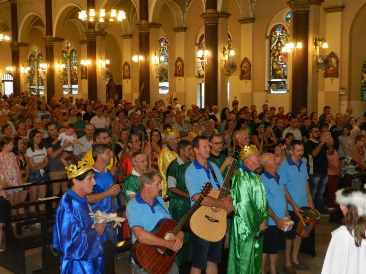 Terno de Reis da Montanha anima missa da Matriz de Lajeado