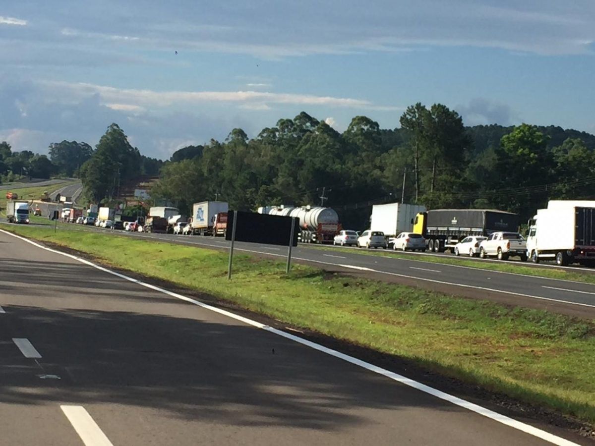 Caminhão tomba e causa congestionamento na BR-386