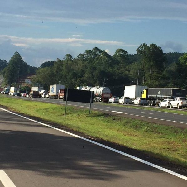 Caminhão tomba e causa congestionamento na BR-386