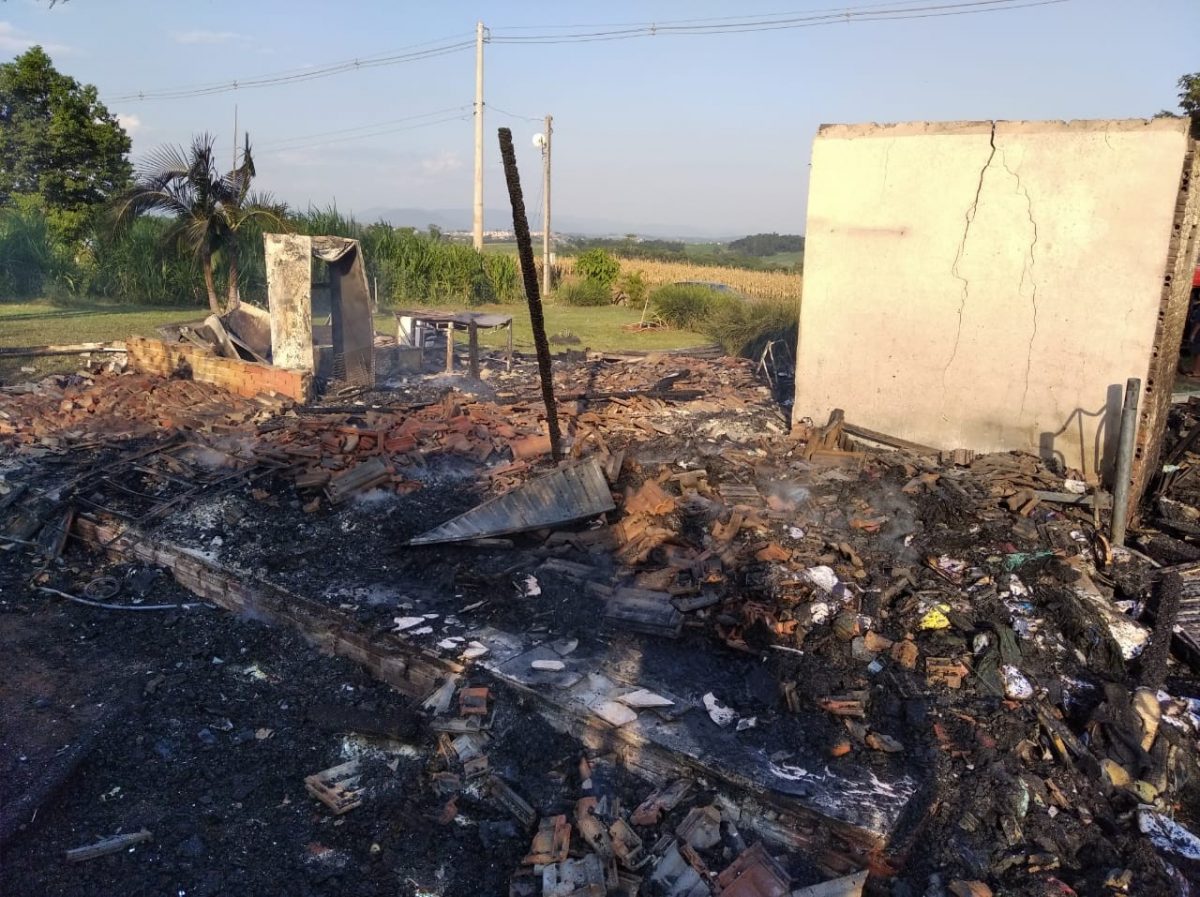 Incêndio destrói residência no interior de Cruzeiro do Sul
