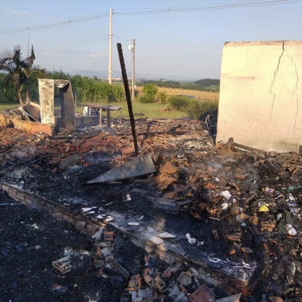 Incêndio destrói residência no interior de Cruzeiro do Sul