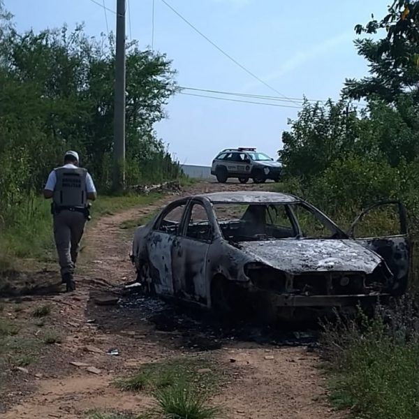 Dois corpos encontrados em carro queimado com placas de Lajeado