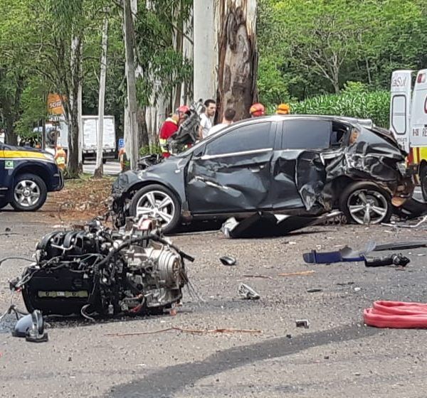 Acidente entre carro e carreta deixa três feridos na BR-386