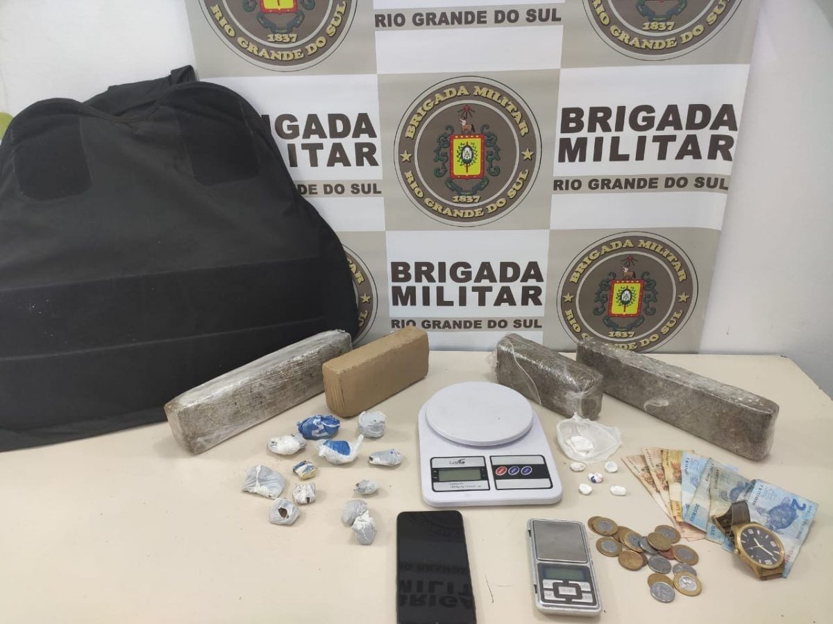 Menor é apreendido com colete balístico e drogas