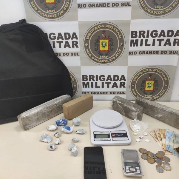 Menor é apreendido com colete balístico e drogas