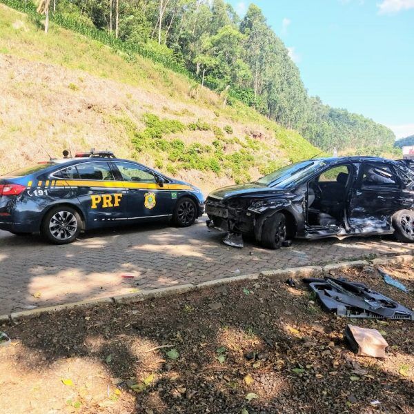 Mulher morre após acidente entre carro e carreta em Pouso Novo