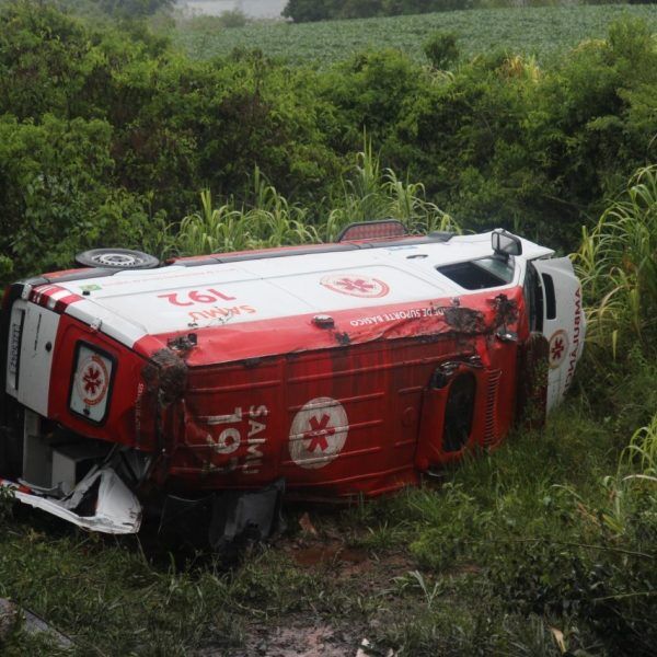 Ambulância do Samu capota às margens da ERS-129