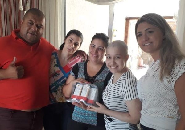 Após campanha na internet, jovem com leucemia recebe doação de medicamentos
