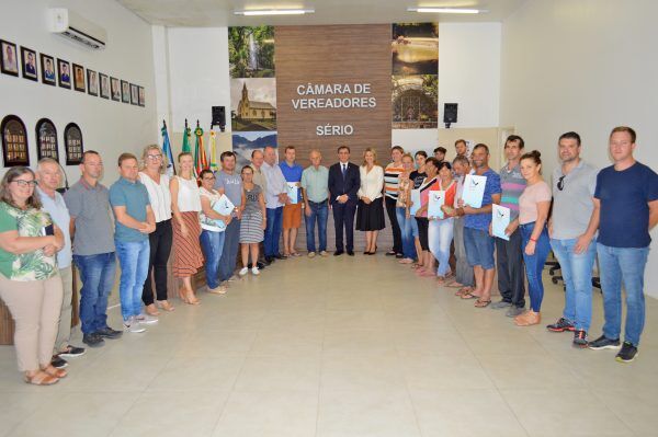Famílias recebem escrituras após 30 anos