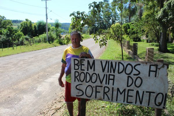 Placas renovam pedido por asfalto da VRS-482
