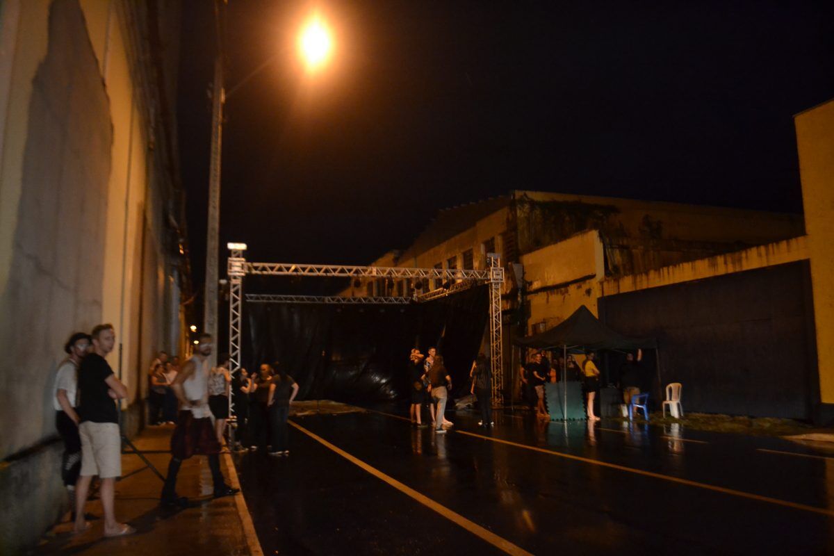 Chuva interrompe apresentações artísticas na Rua da Polar