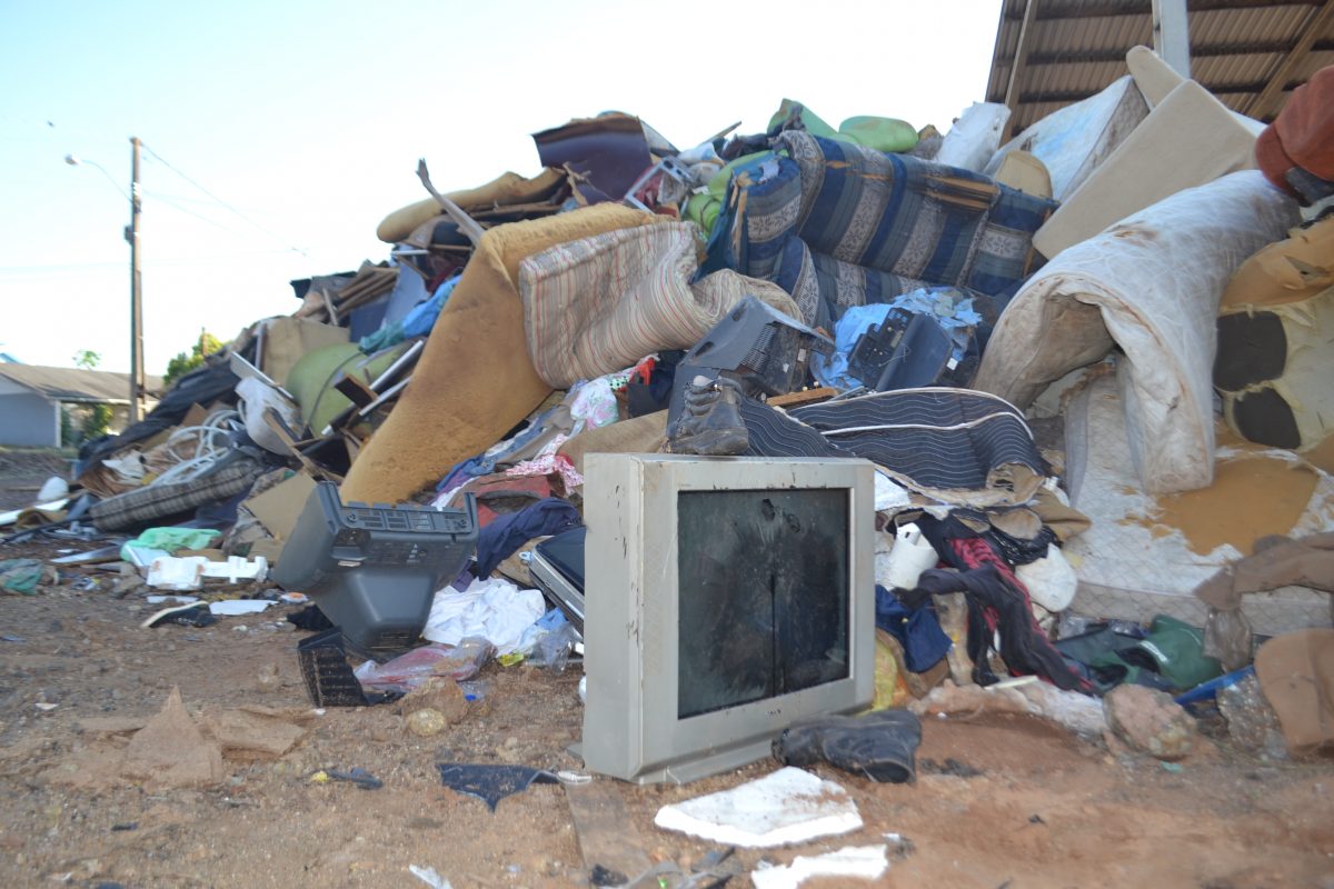 Acúmulo de lixo em terreno da prefeitura preocupa moradores