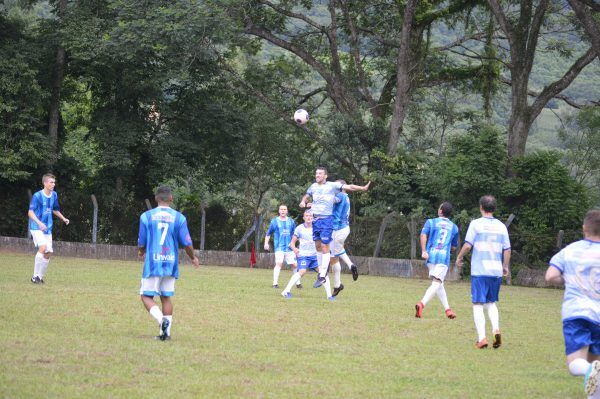 Dez clubes estreiam domingo no futebol amador