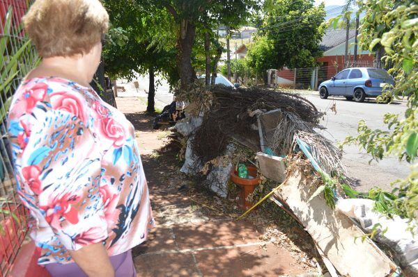 Acúmulo de lixo em calçada preocupa moradores