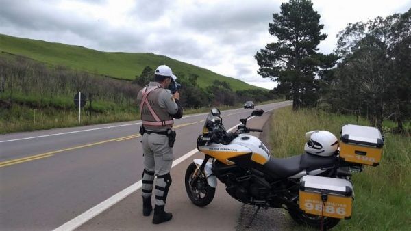 Radares móveis flagram 50 motoristas trafegando acima da velocidade