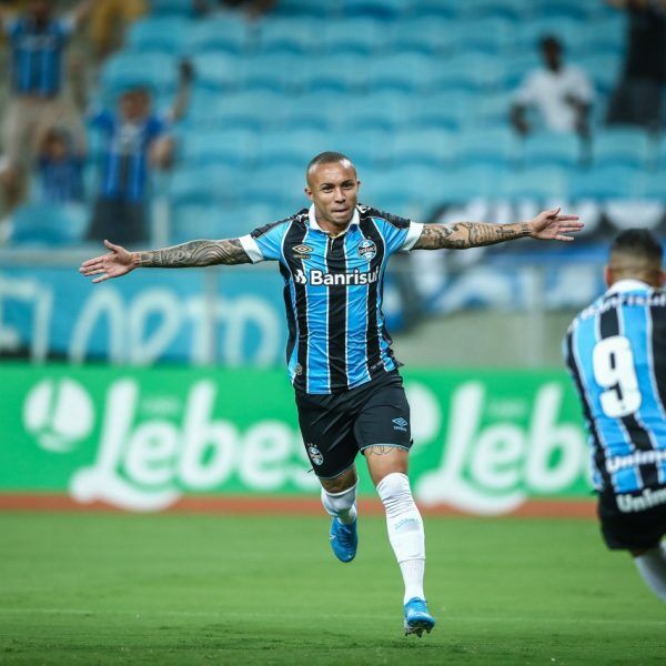 Grêmio goleia o Esportivo em noite de estreias