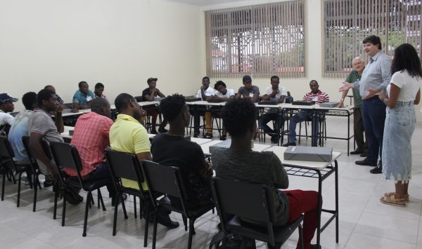 Haitianos participam de curso de Mecânica Metalúrgica