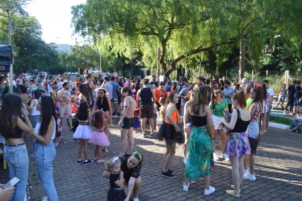 Clima de Carnaval toma conta da rua do Valão