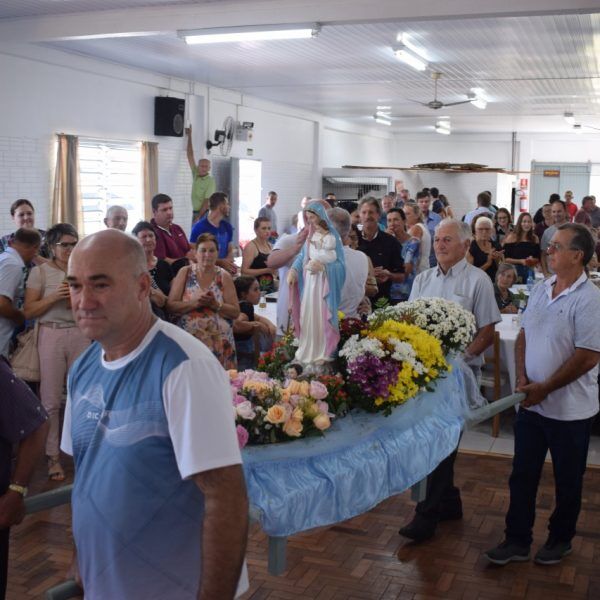 Pela água e na rua, comunidades reverenciam Nossa Senhora dos Navegantes
